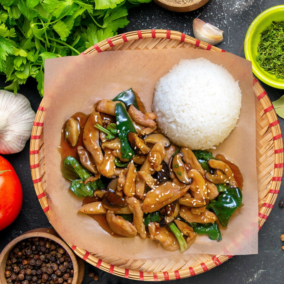 Com Ga Xao Nam — жареная курица с грибами и рисом